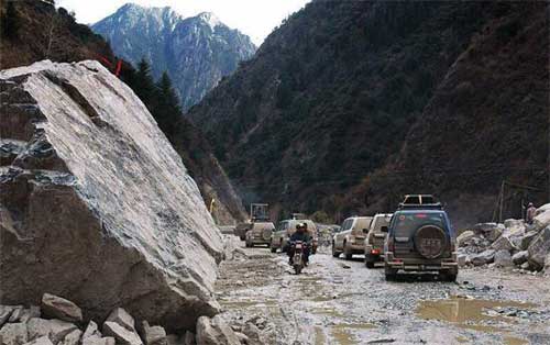 川藏线积美妙的风景与崎岖的道路于一身