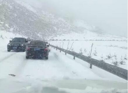 川藏线遭遇强降暴雪 部分路段及景区已封闭