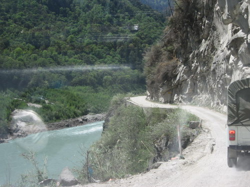 川藏公路发生大面积塌方 致道路中断 　　