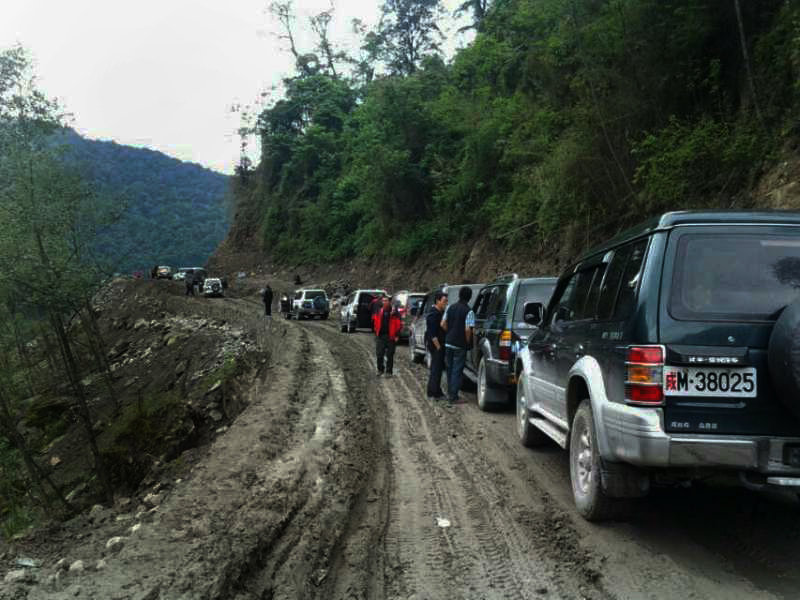 路况提醒丨318线巴塘至芒康道路中断，现正在抢修中!